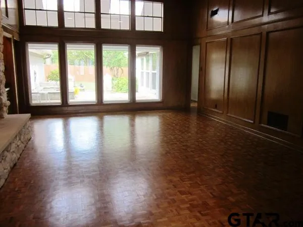 $3,500 | 401 Woodland Hills Drive, Tyler, TX 75701