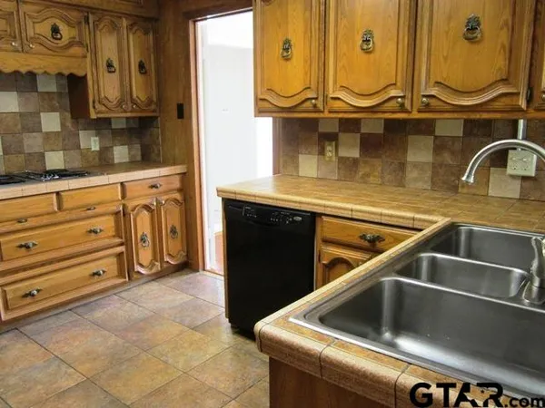 $3,500 | 401 Woodland Hills Drive, Tyler, TX 75701
