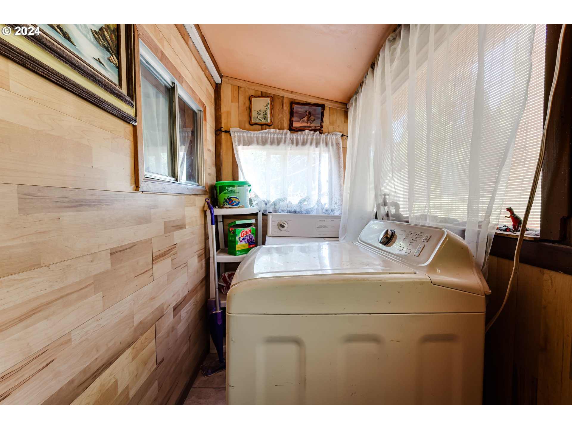 808 Water Street Springfield, OR 97477 - Photo 7 of 16 a bathroom with a sink and a bathtub