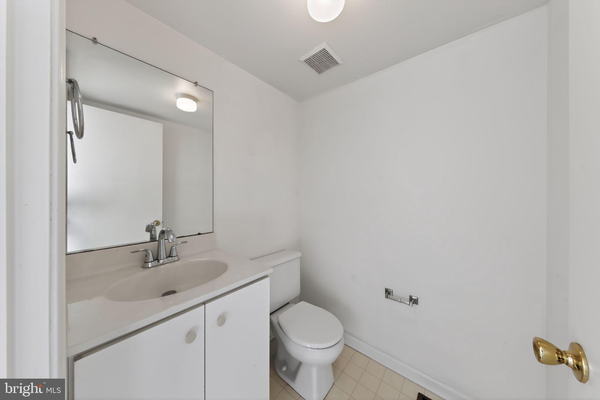 8 O O Rourke Court Newark, DE 19702 - Photo 23 of 29 Main level 1/2 bath