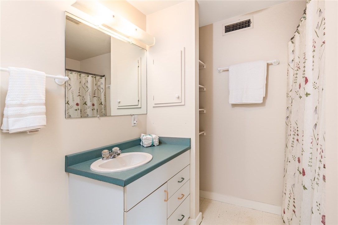 4 Fairfield Drive Little Compton, RI 02837 - Photo 42 of 49 Addition full bath with tub and shower