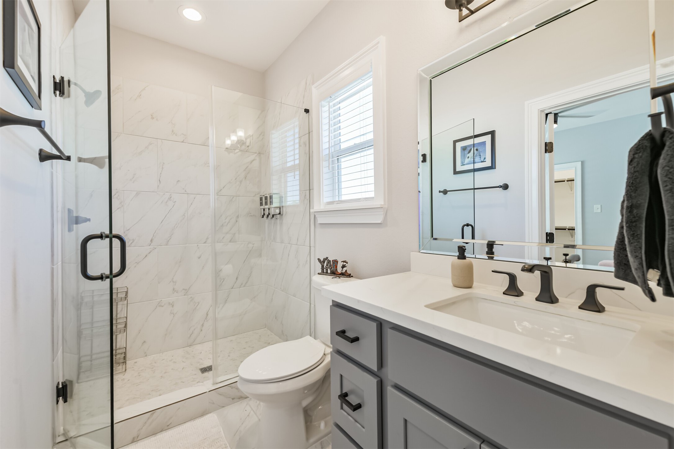 1010 Melneeka Lane Houston, TX 77091 - Photo 25 of 39 a bathroom with a sink toilet and shower