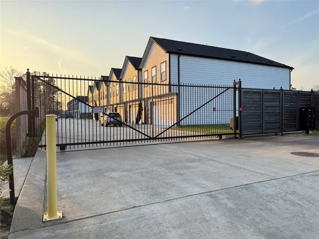 $3,000 | 1010 Melneeka Lane, Houston, TX 77091