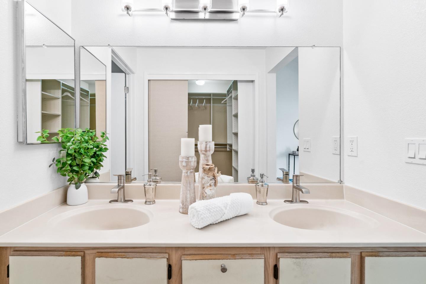 2615 Willowbrook Lane, Unit 82 Aptos, CA 95003 - Photo 17 of 27 a bathroom with double sink and a mirror