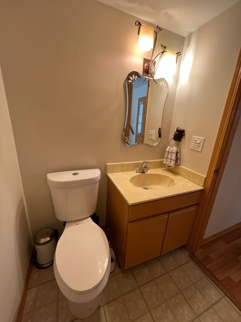 716 Sutton Circle Wheeling, IL 60090 - Photo 21 of 38 a bathroom with a toilet sink and mirror