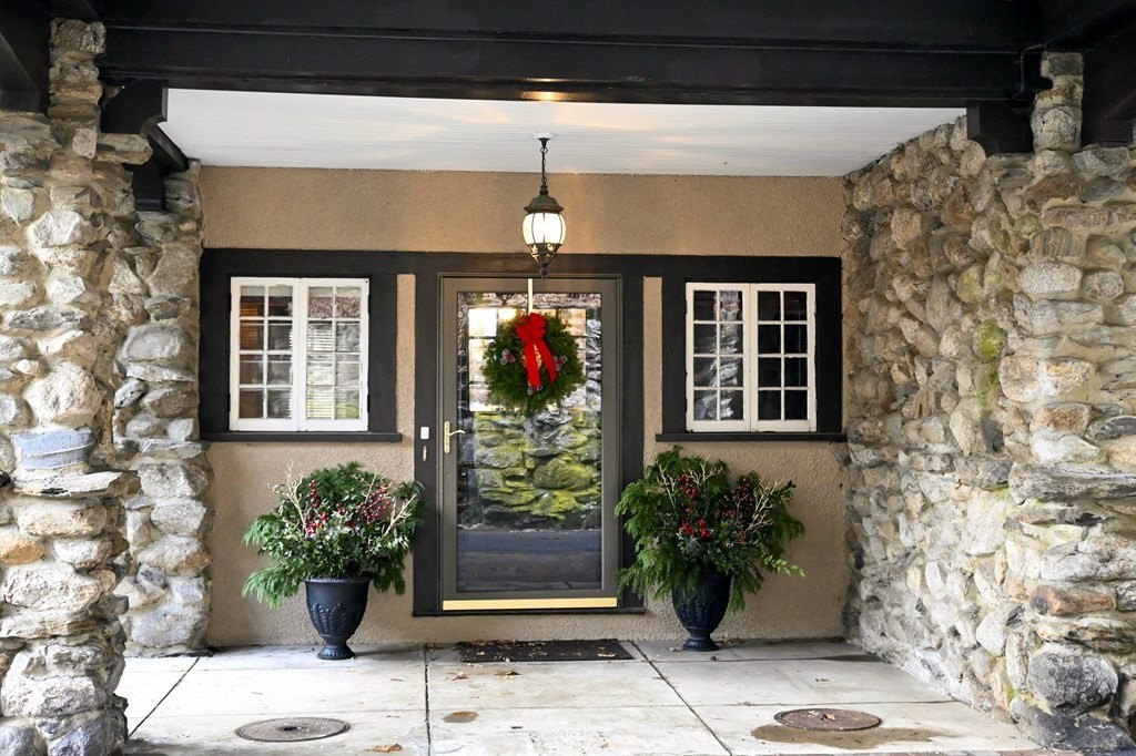 360 Salisbury Street Worcester, MA 01609 - Photo 2 of 42