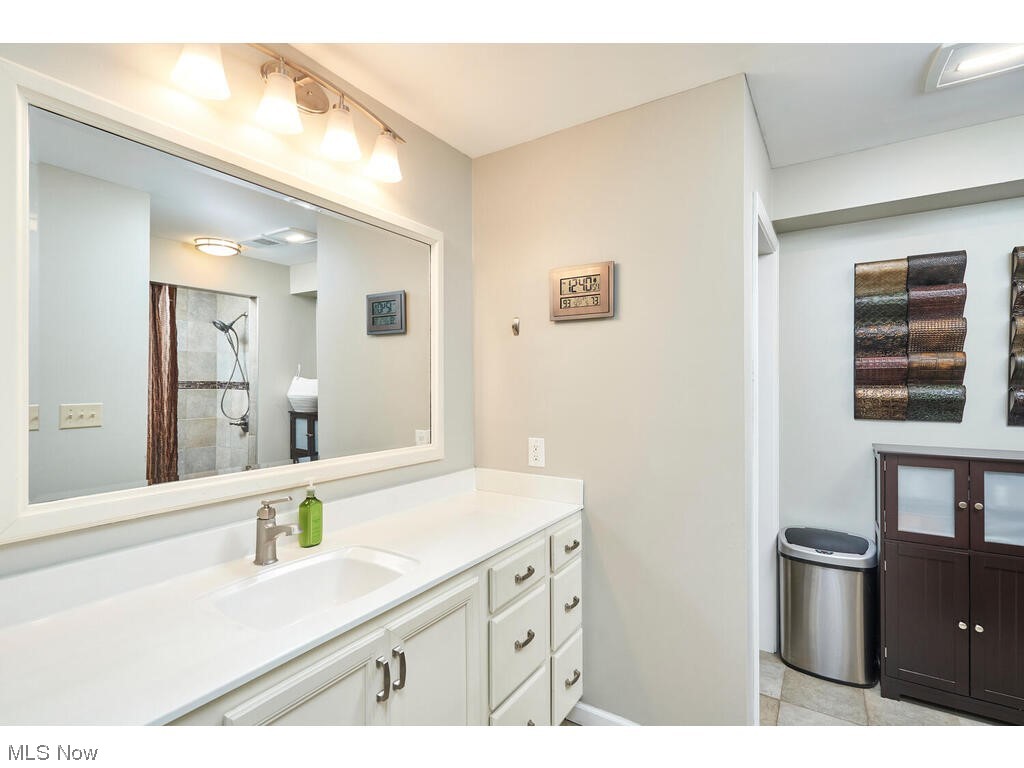 722 Hampton Ridge Drive Akron, OH 44313 - Photo 11 of 22 1st Floor owners bathroom