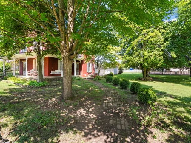 a view of a house with backyard