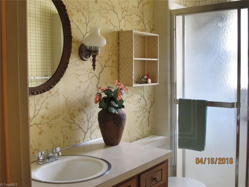 404 Sunset Drive High Point, NC 27262 - Photo 11 of 20 Gallery Image 11