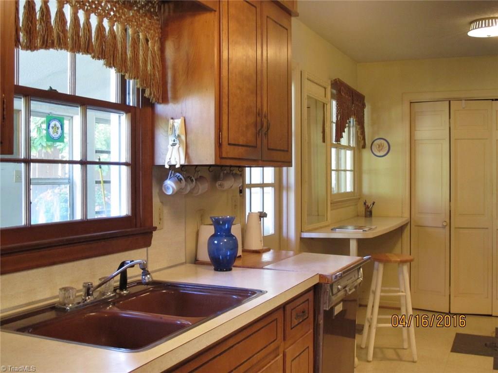 404 Sunset Drive High Point, NC 27262 - Photo 9 of 20 Gallery Image 9