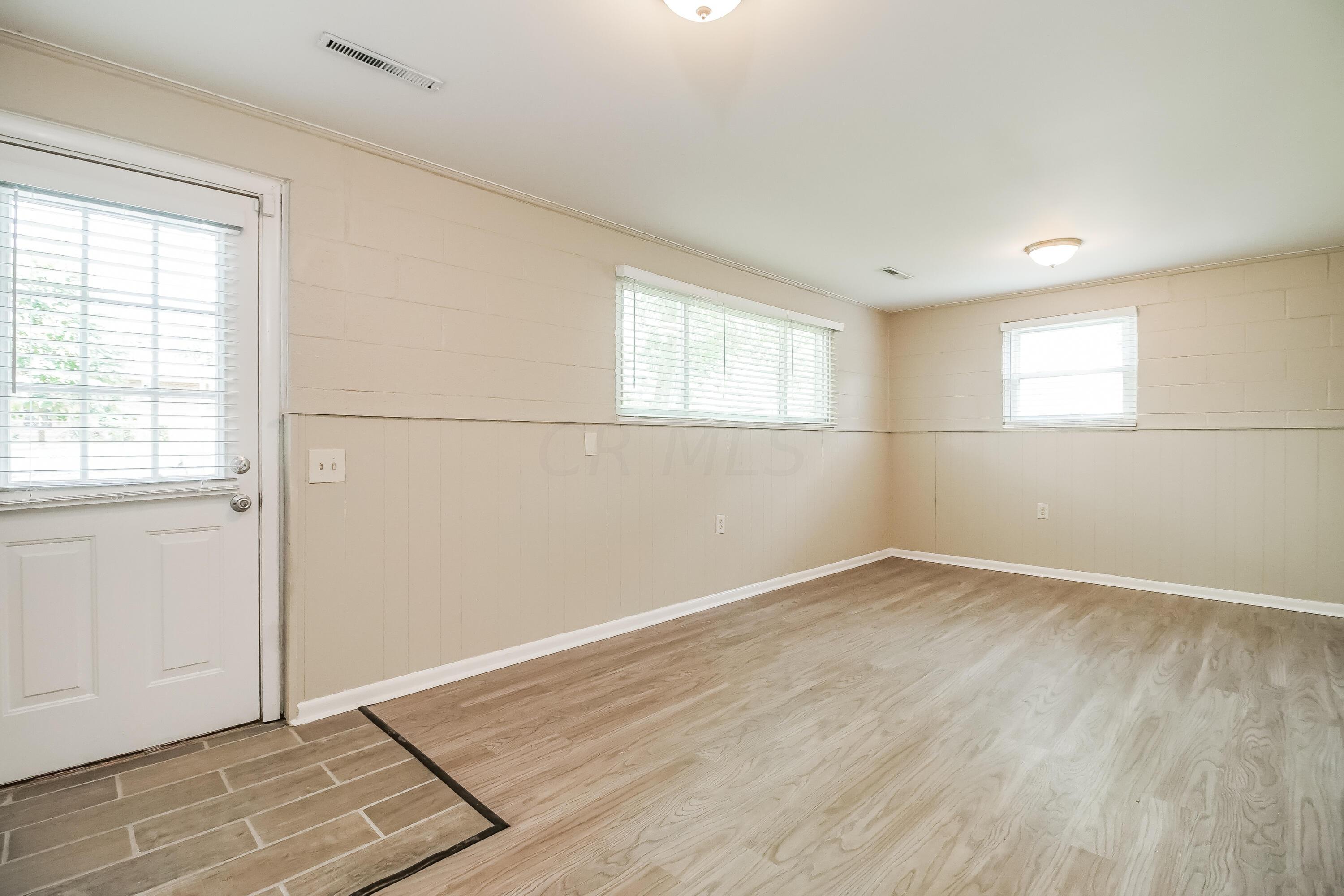 6259 Faircrest Road Columbus, OH 43229 - Photo 7 of 17 008-photo-family-room-7392000