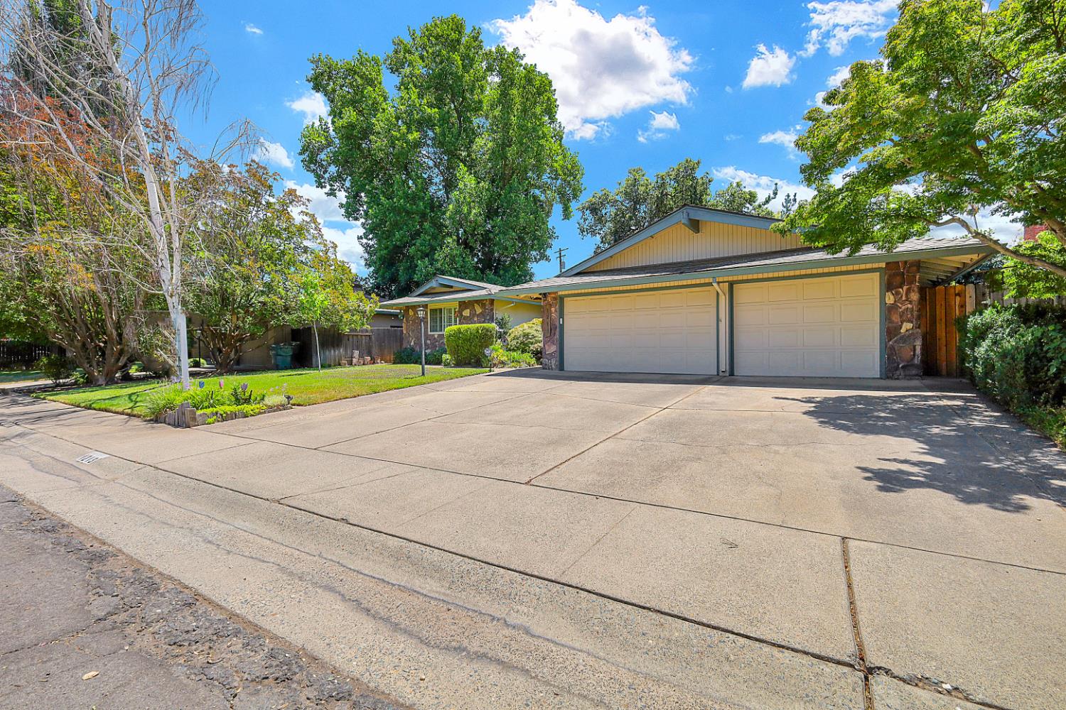 1213 Gary Way Carmichael, CA 95608 - Photo 2 of 51