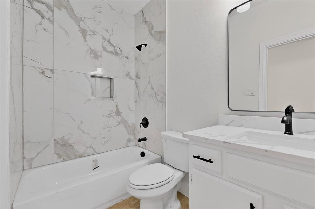 106 Jones Street Terrell, TX 75160 - Photo 13 of 26 a bathroom with a sink a toilet and a bathtub