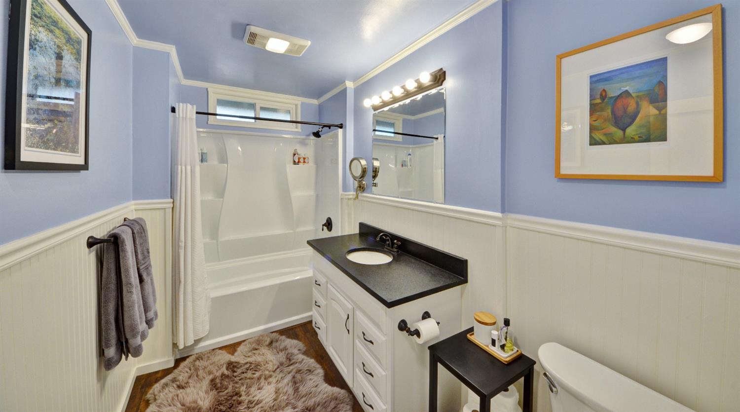 1819 Spring Street Medford, OR 97504 - Photo 21 of 27 Huge bathroom.