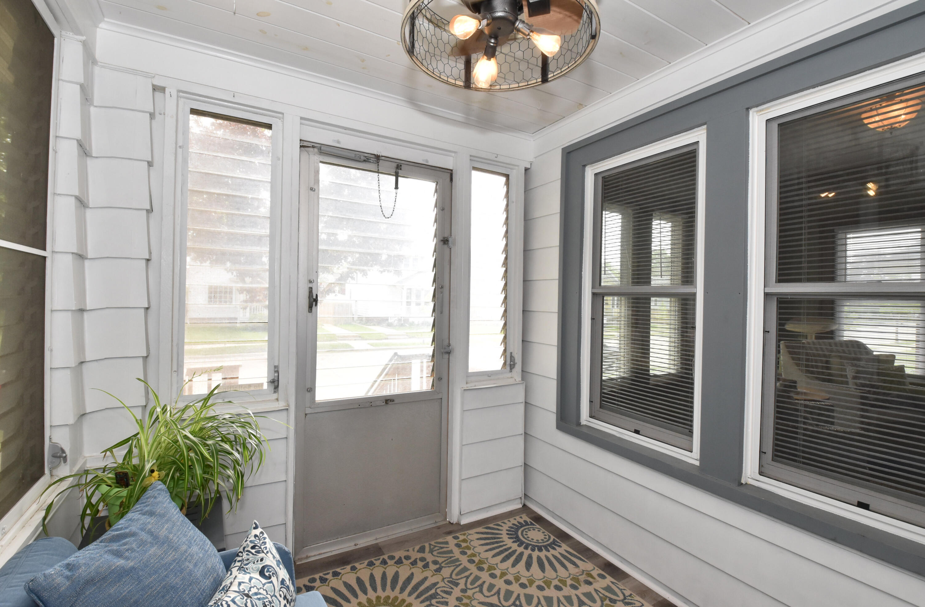 1224 West Lawn Avenue Racine, WI 53405 - Photo 4 of 46 Front Porch