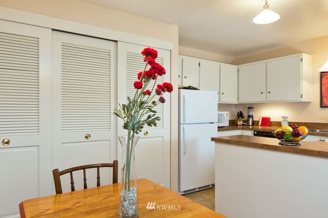 $145,600 | 6268 137th Place Northeast, Unit 242, Redmond, WA 98052