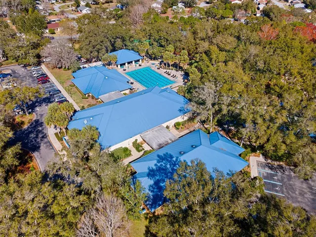 a view of a fountain in the backyard of a house