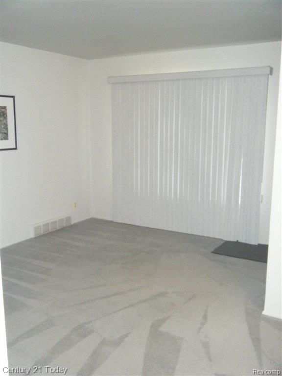 19386 Rensellor Street Livonia, MI 48152 - Photo 2 of 25 Living Room