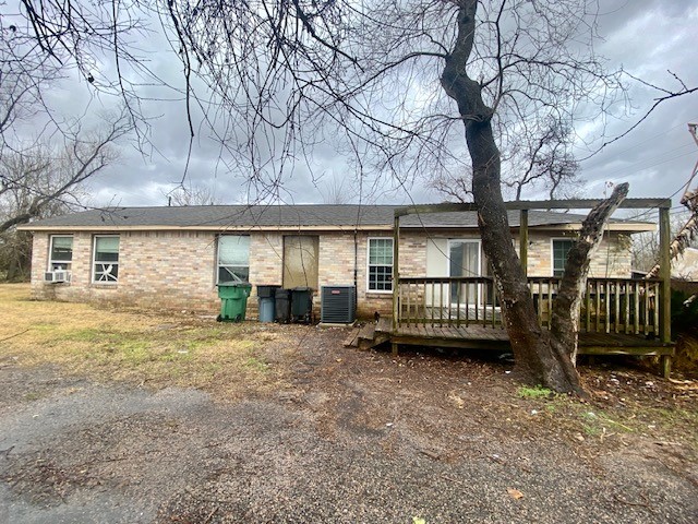 5204 Knight Road Rosharon, TX 77583 - Photo 2 of 12 Left side of the house with single wide drive to the left side of the house with access to drive behind the house and exit on right side road.