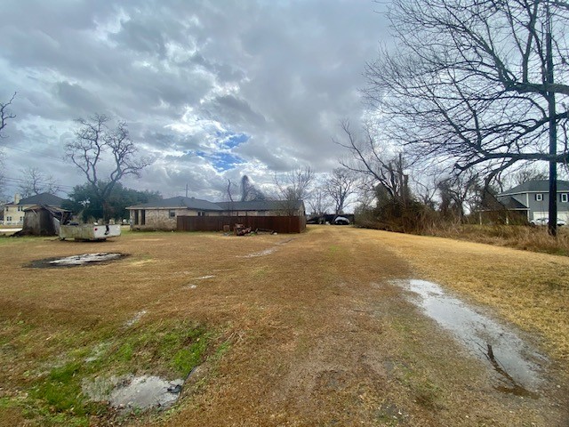 5204 Knight Road Rosharon, TX 77583 - Photo 8 of 12 Another view of the right side of the house where someone can easily create a circular driveway to the side road.
