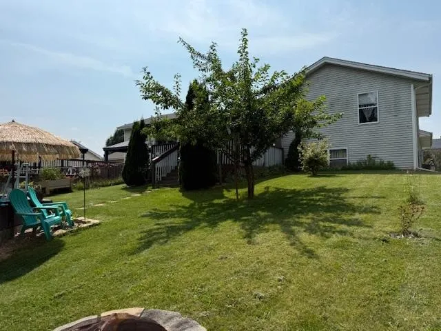 a view of a house with a backyard