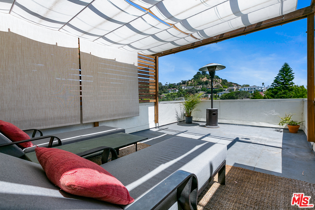 4458 Dundee Drive Los Angeles, CA 90027 - Photo 17 of 20 a room with furniture and windows
