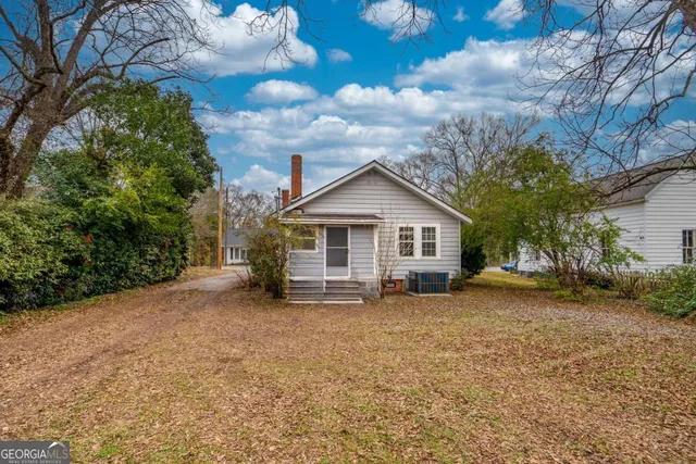 a view of a house with a yard