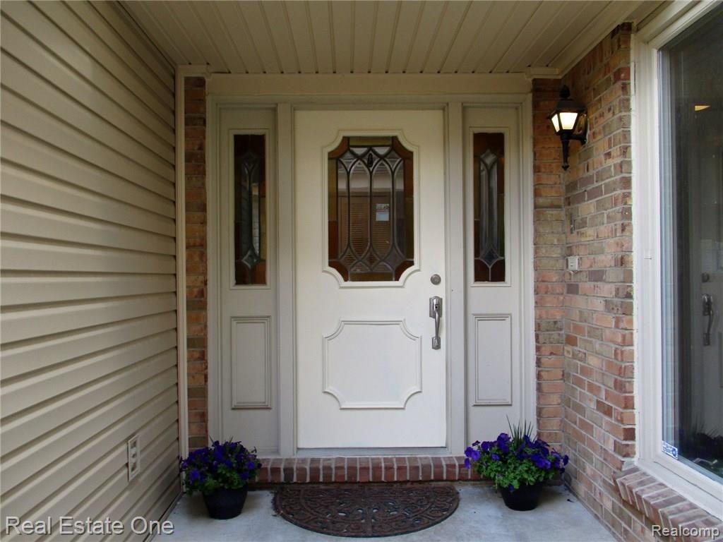 938 Golfview Court Rochester Hills, MI 48307 - Photo 3 of 44