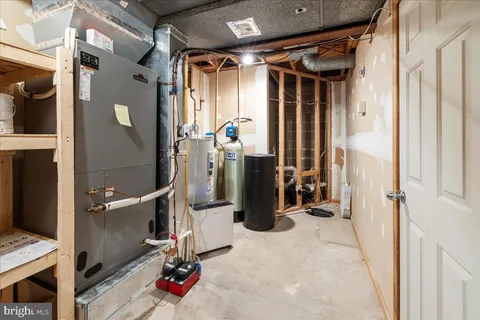 a view of walk in closet