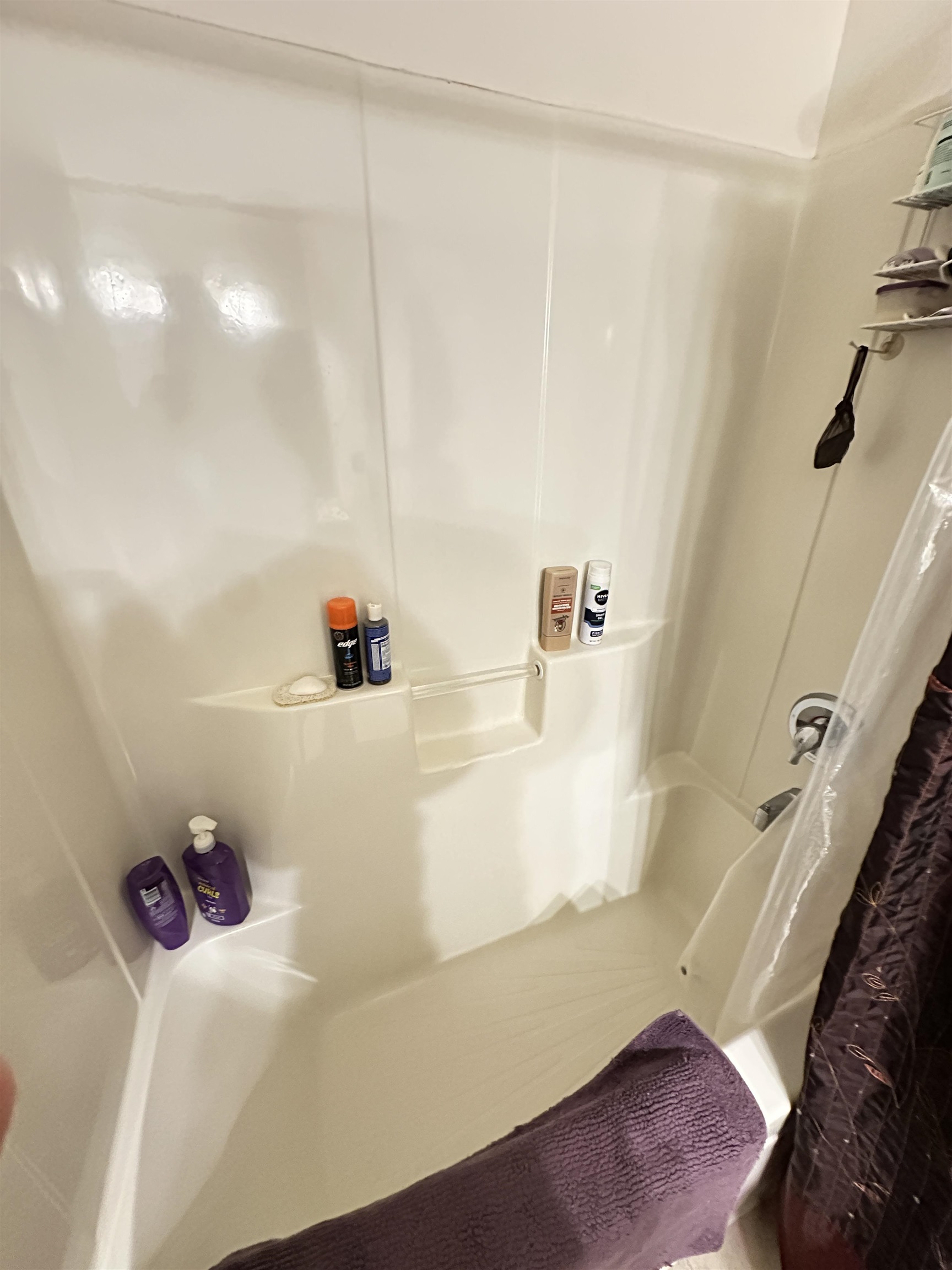 47 D Rolling Oaks Road Sugar Grove, IL 60554 - Photo 17 of 23 a bathroom with a tub
