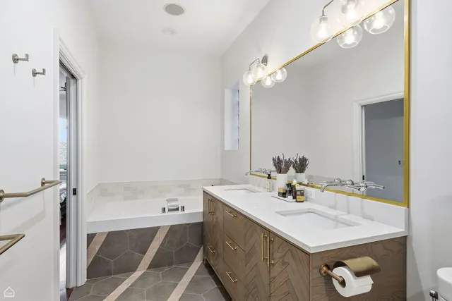 $12,995 | 952 North Racine Avenue, Chicago, IL 60642