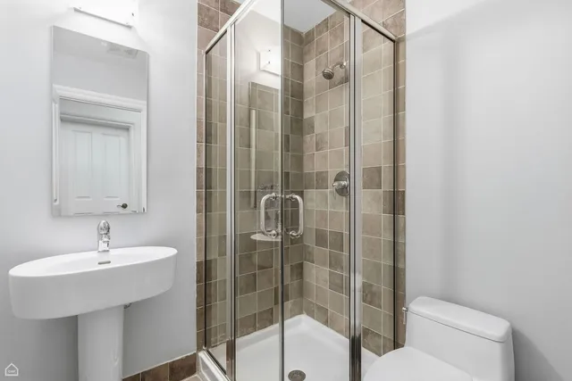 $12,995 | 952 North Racine Avenue, Chicago, IL 60642