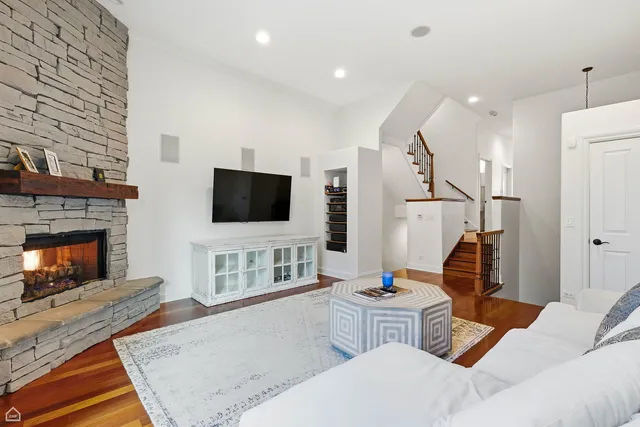 $12,995 | 952 North Racine Avenue, Chicago, IL 60642