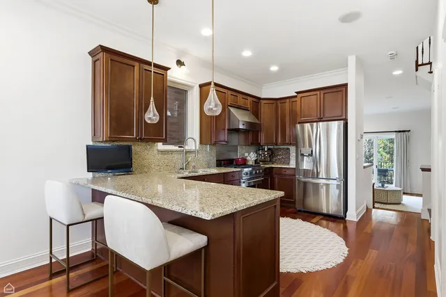 $12,995 | 952 North Racine Avenue, Chicago, IL 60642