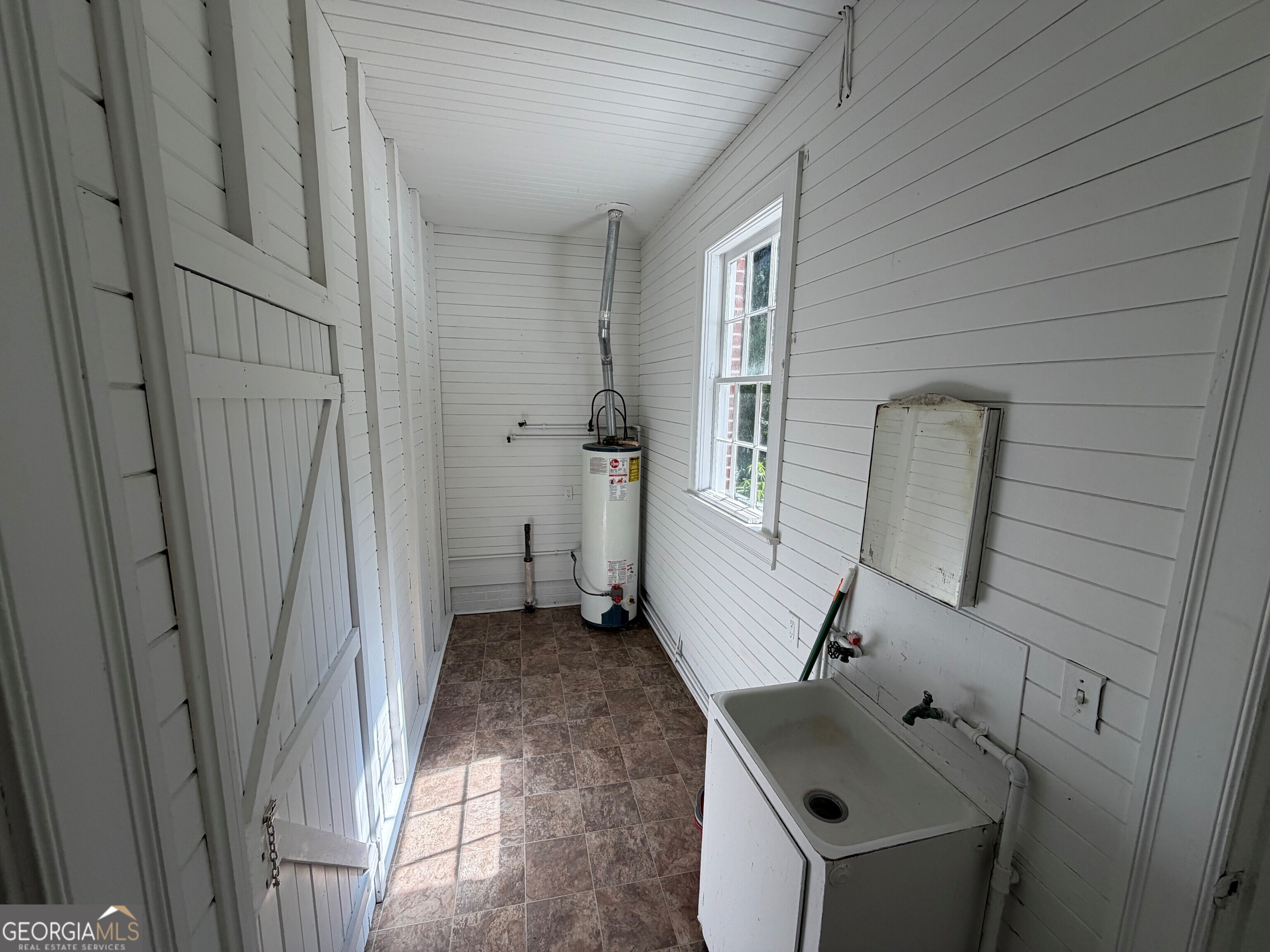 2619 Maple Road Southeast Rome, GA 30161 - Photo 6 of 31 a bathroom with a sink toilet and tub