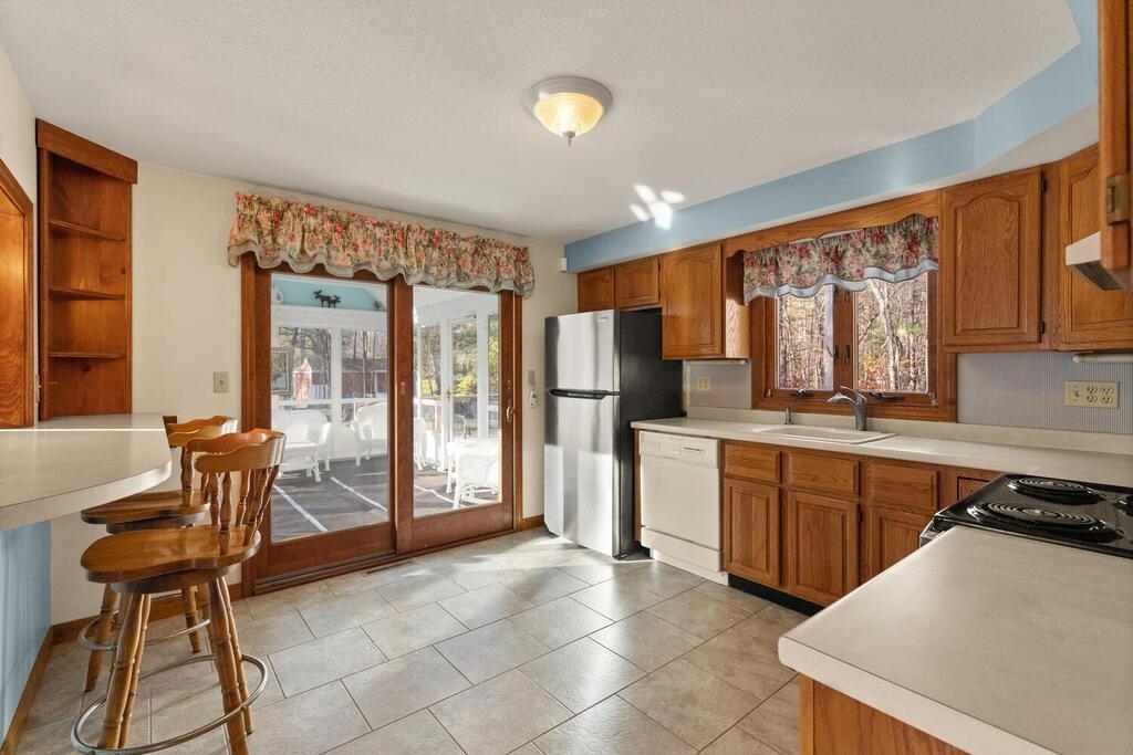 125 Dutton Road Pelham, NH 03076 - Photo 11 of 37