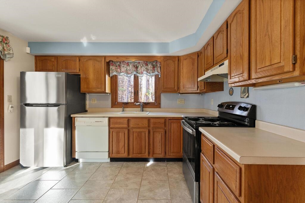 125 Dutton Road Pelham, NH 03076 - Photo 10 of 37