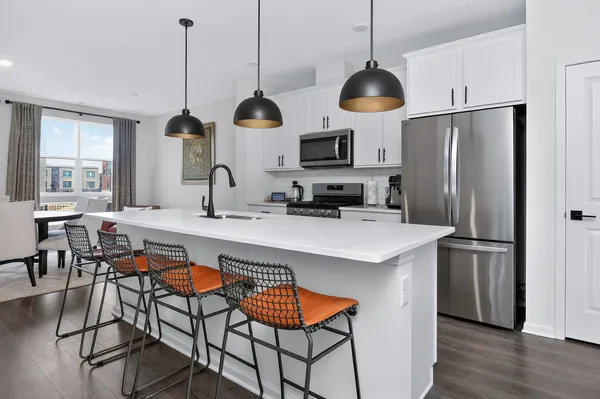 $605,000 | 2213 Venture Drive, Schaumburg, IL 60173