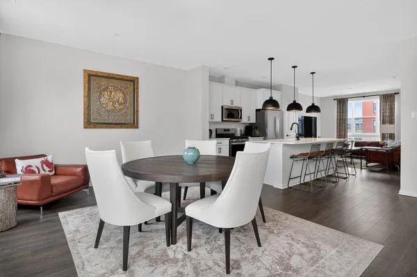 $605,000 | 2213 Venture Drive, Schaumburg, IL 60173