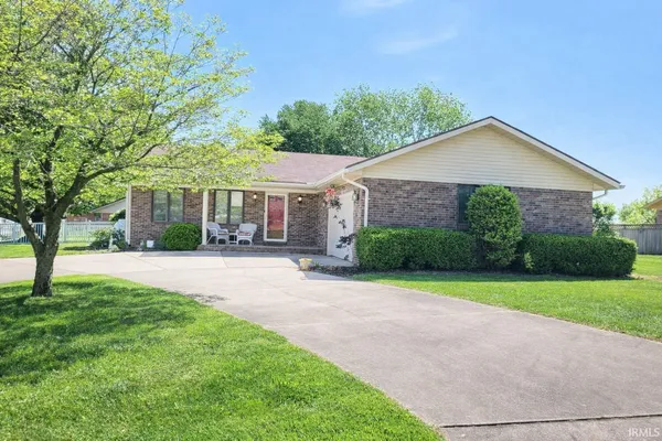 $276,500 | 1116 Cherry Hills Drive, Mount Vernon, IN 47620