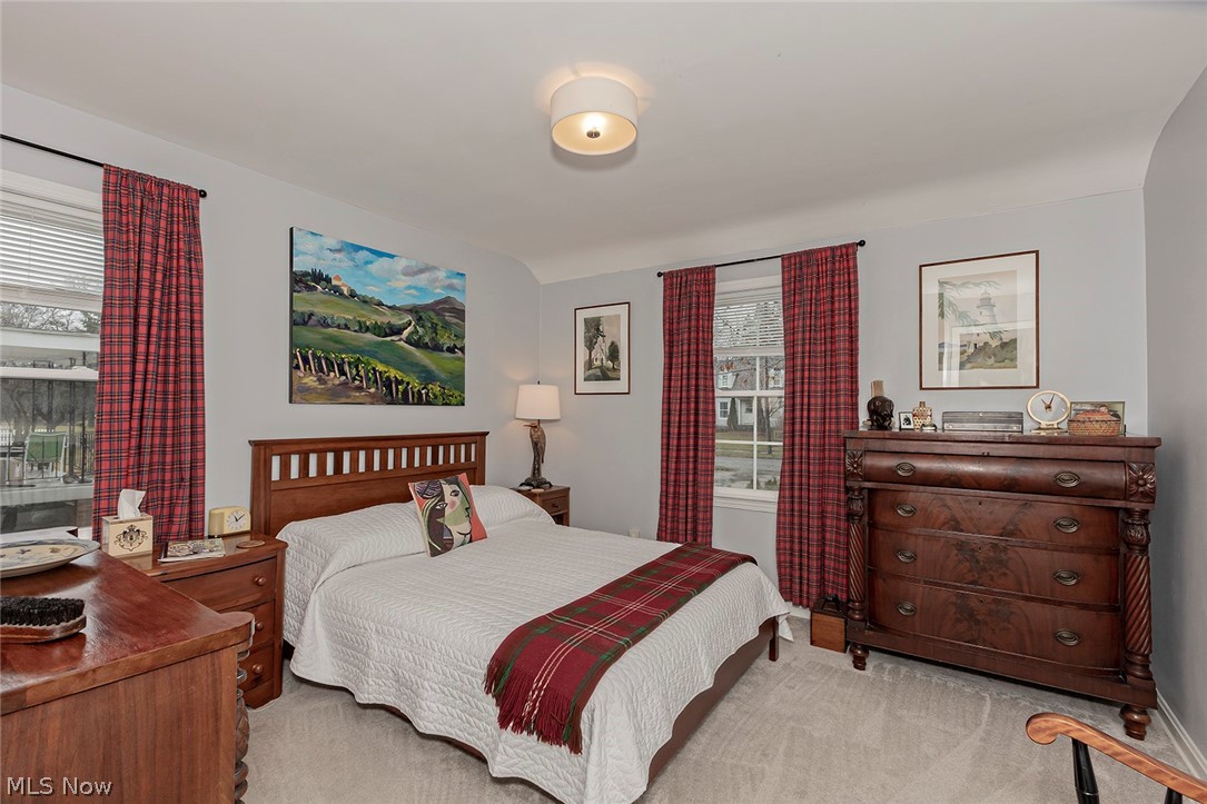 1680 Sunview Road Lyndhurst, OH 44124 - Photo 15 of 35 Master bedroom on the main level - newer carpet, windows and window treatments included!