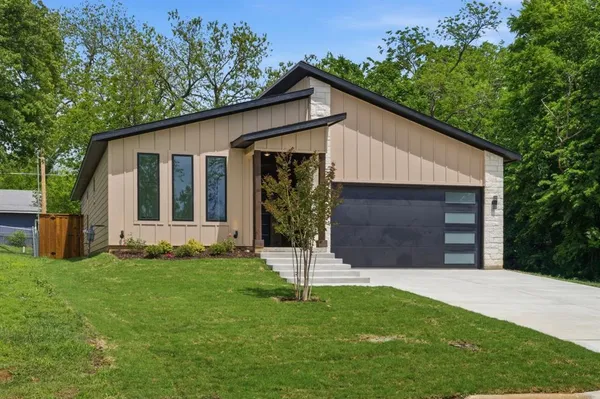 $299,990 | 521 West Walker Street, Denison, TX 75020