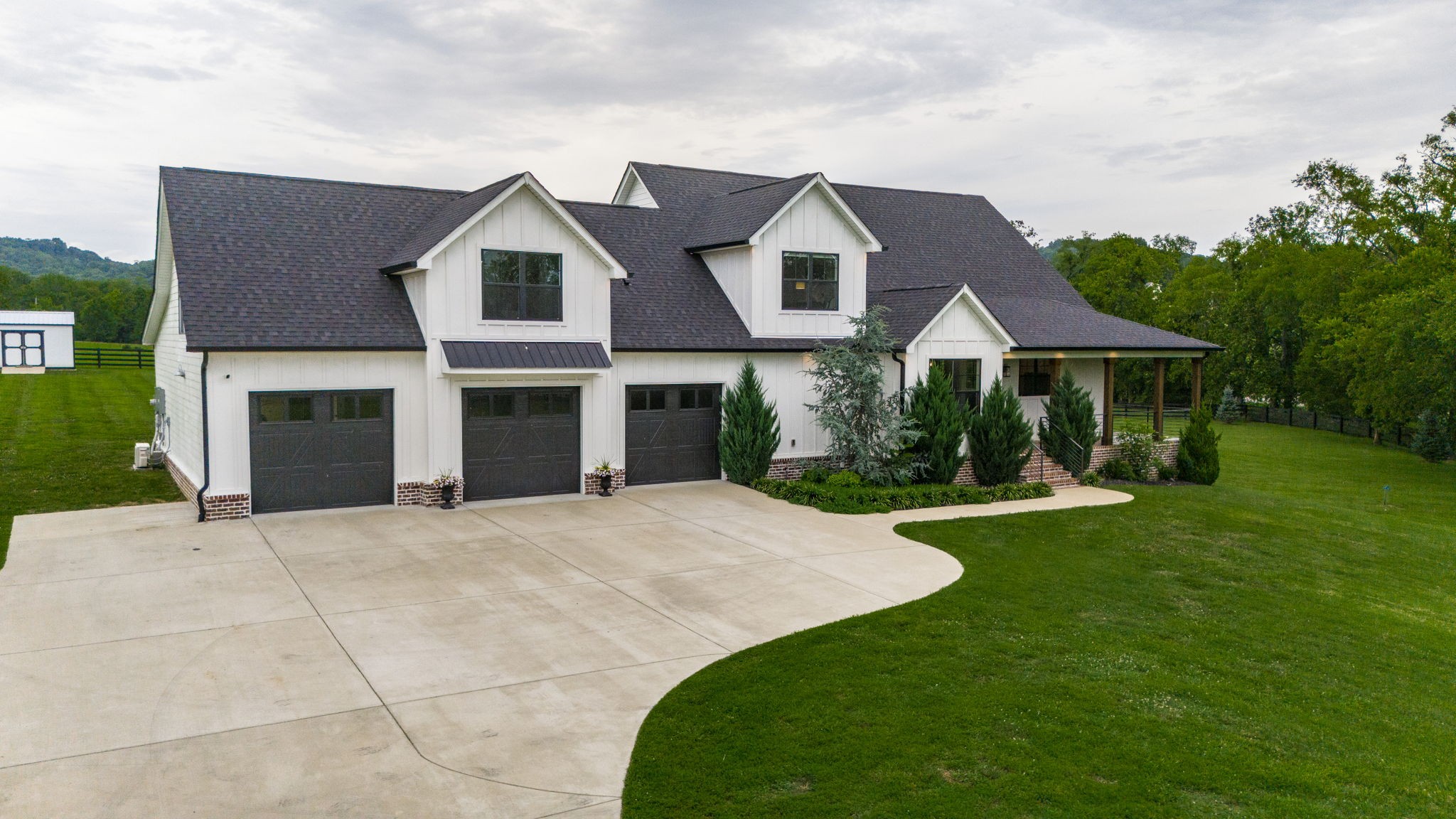 968 Franklin Road Gallatin, TN 37066 - Photo 3 of 69 a front view of a house with yard patio and green space
