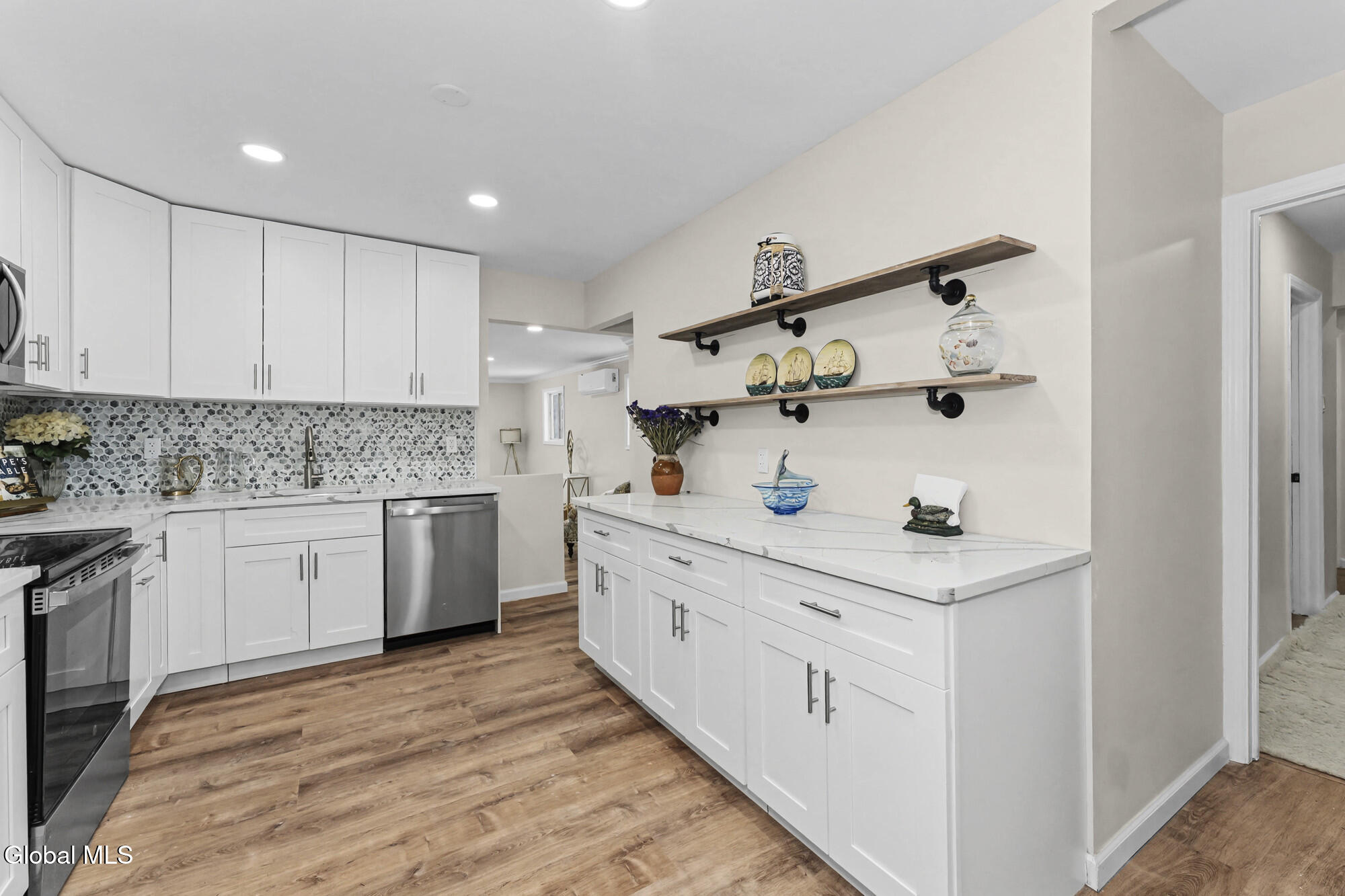 189 Sunnyside Road Schenectady, NY 12302 - Photo 13 of 33 3 Kitchen 2