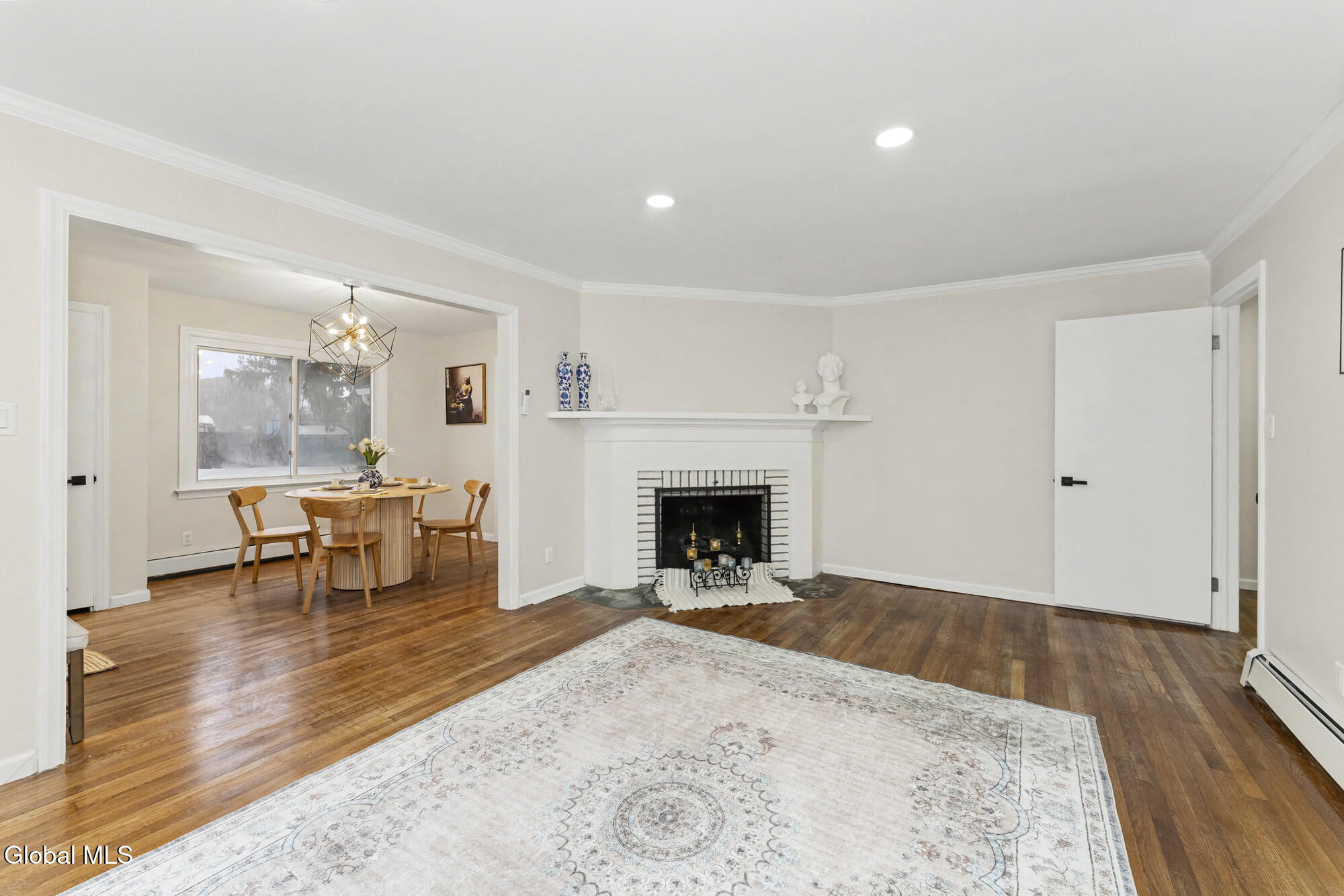 189 Sunnyside Road Schenectady, NY 12302 - Photo 10 of 33 2 Livingroom 2