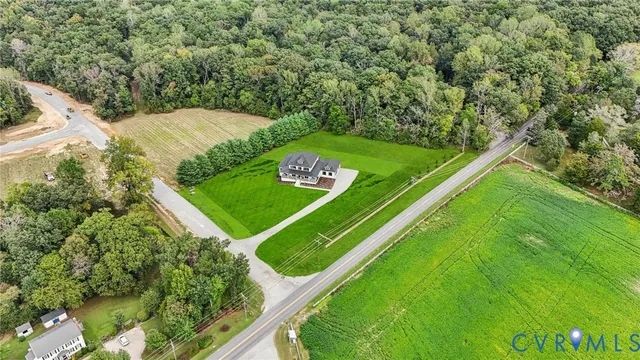 a view of a back yard
