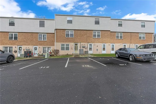 $210,900 | 319 Bellford Court, Cranberry Township, PA 16066