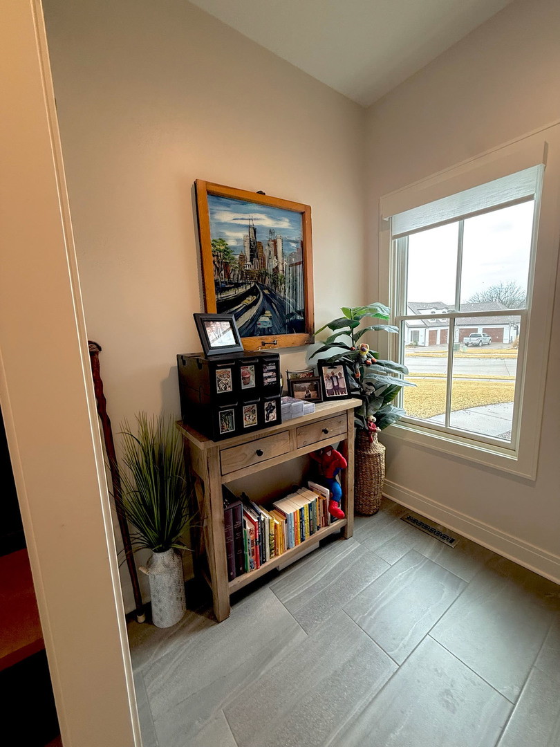 5077 Oak Rdg Court Bettendorf, IA 52722 - Photo 11 of 35 a room with furniture and window