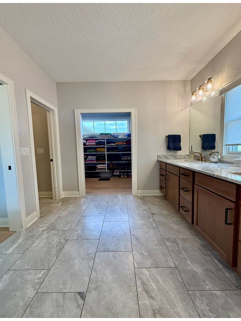 5077 Oak Rdg Court Bettendorf, IA 52722 - Photo 17 of 35 a large kitchen with a stove and a sink