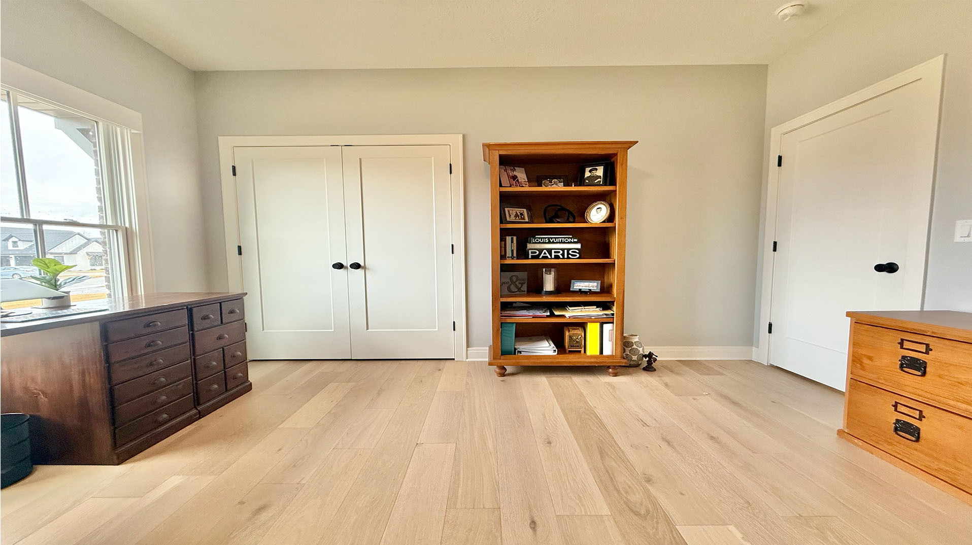 5077 Oak Rdg Court Bettendorf, IA 52722 - Photo 19 of 35 a room with a dresser and a window